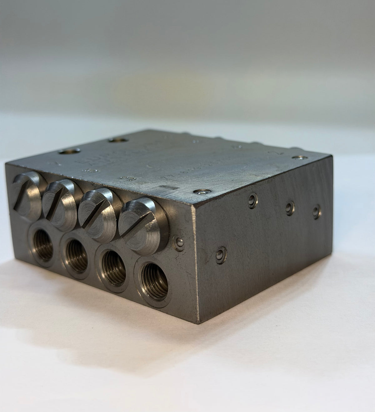 77 619-25730-2 8 Port Metering Device, Divider Valve Block
