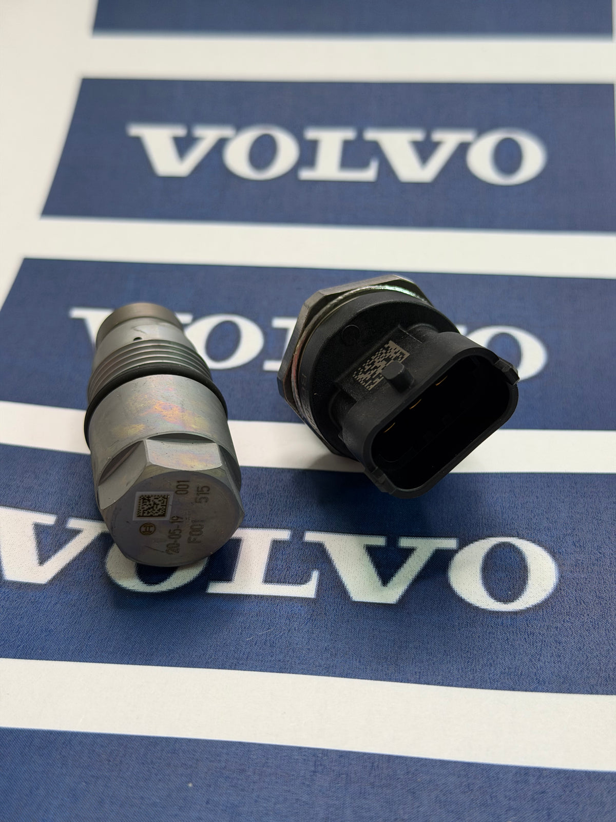 Volvo 21728854 Valve and Pressure Sensor Set