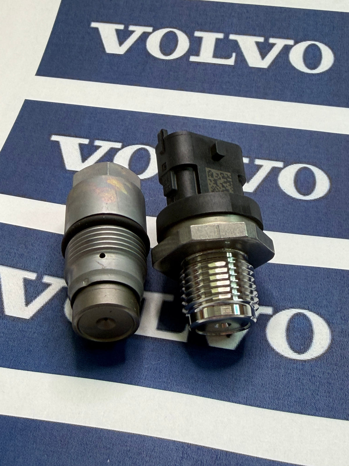 Volvo 21728854 Valve and Pressure Sensor Set