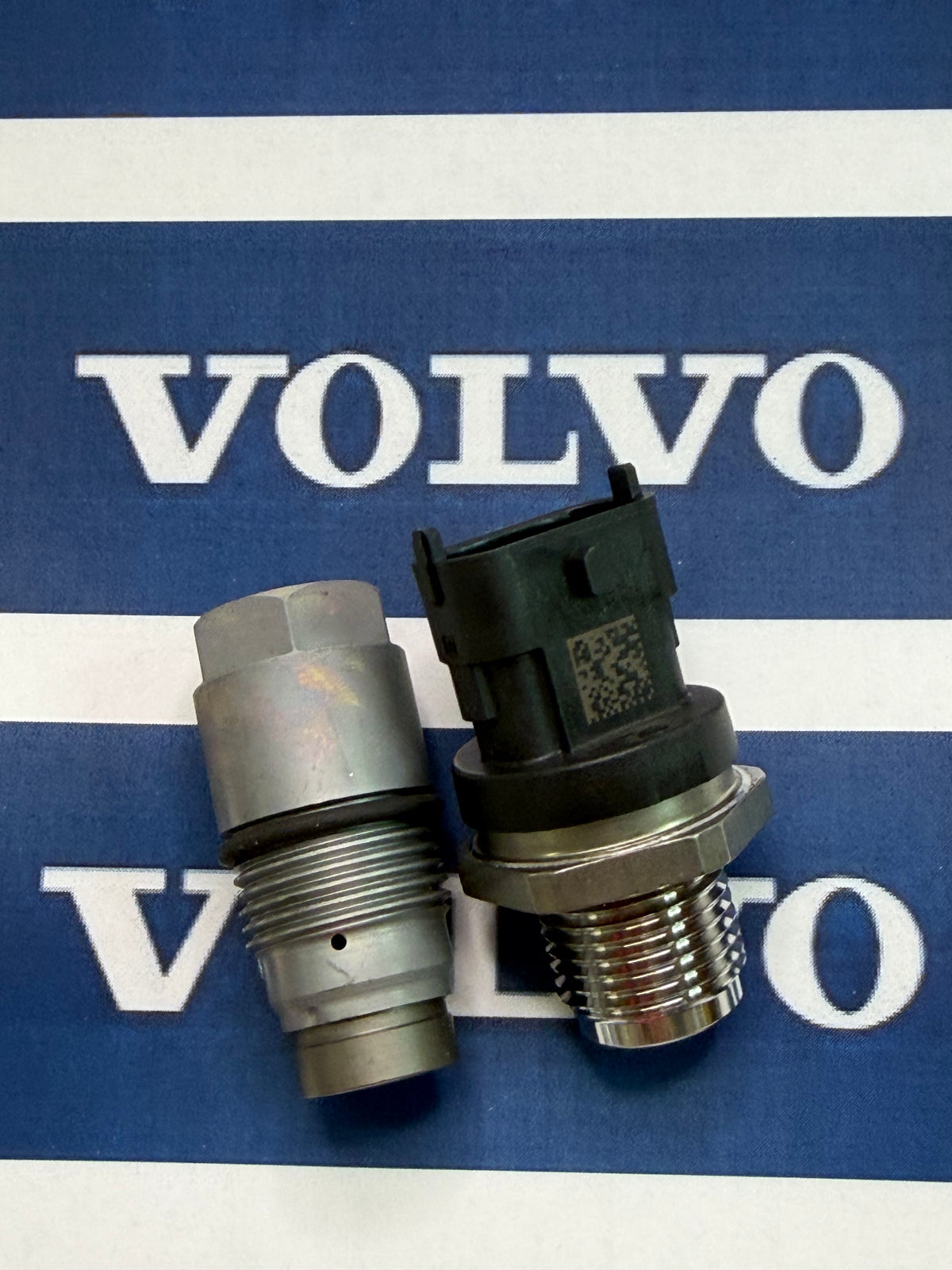 Volvo 21728854 Valve and Pressure Sensor Set