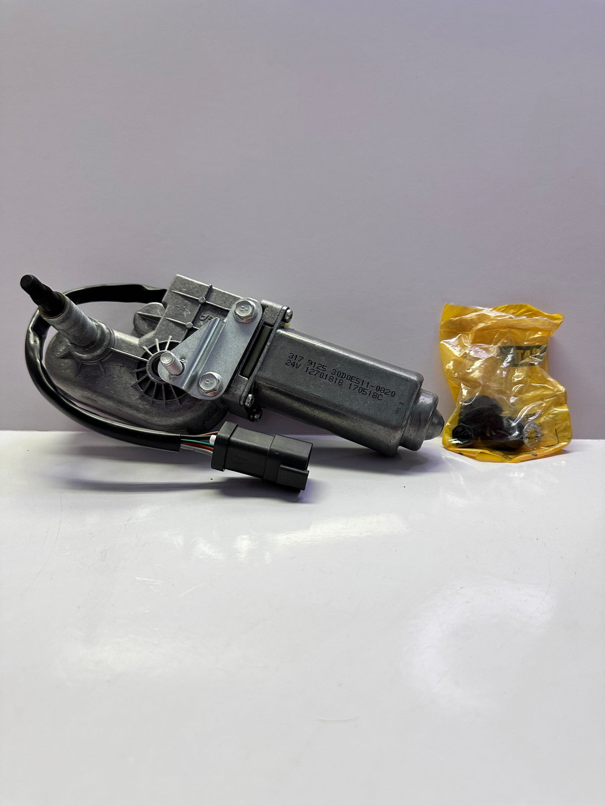 Caterpillar CAT 511-0820 24V Window Wiper Motor