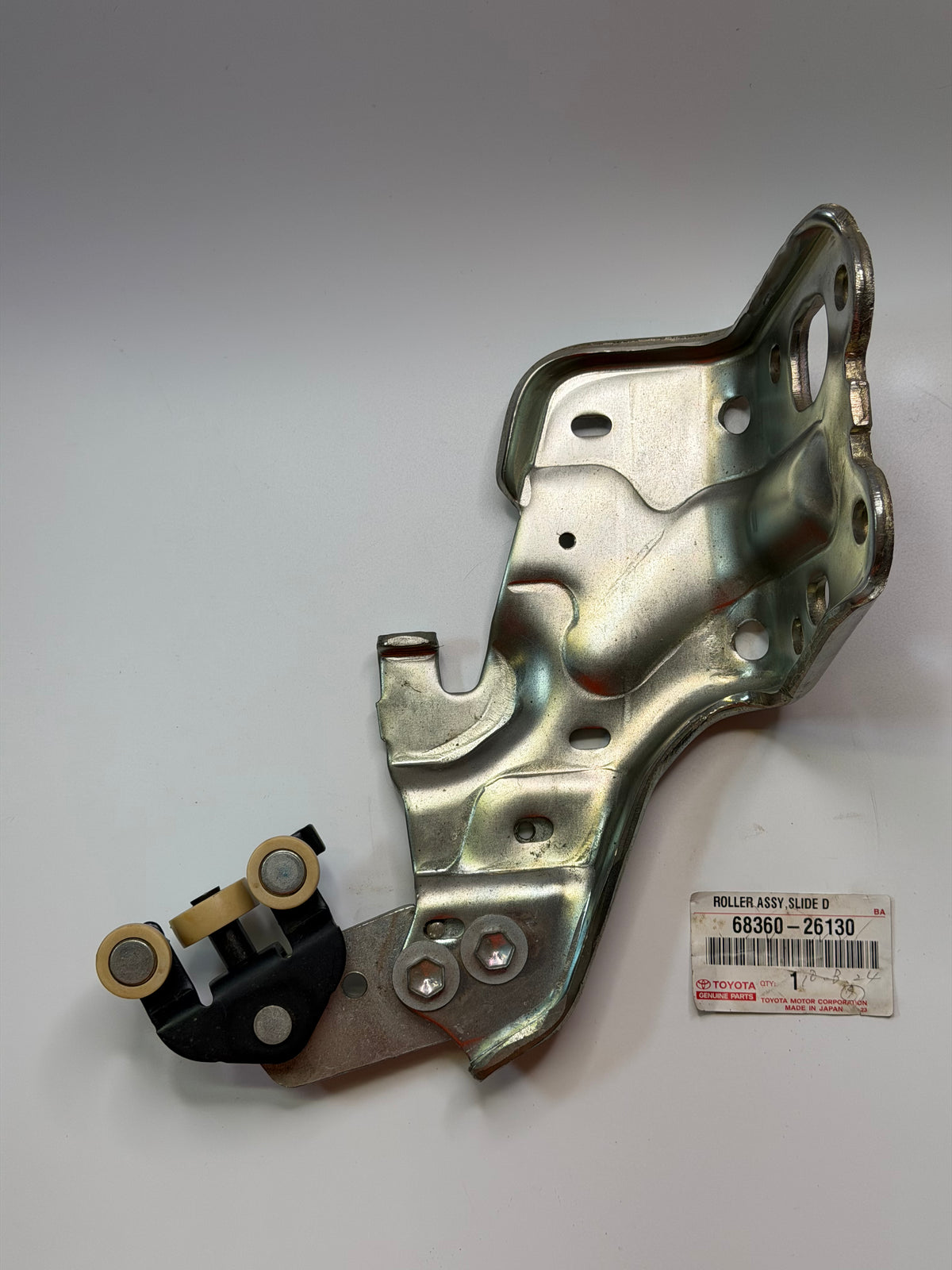 Toyota 68360-26130 Hiace Sliding Door Roller Assembly