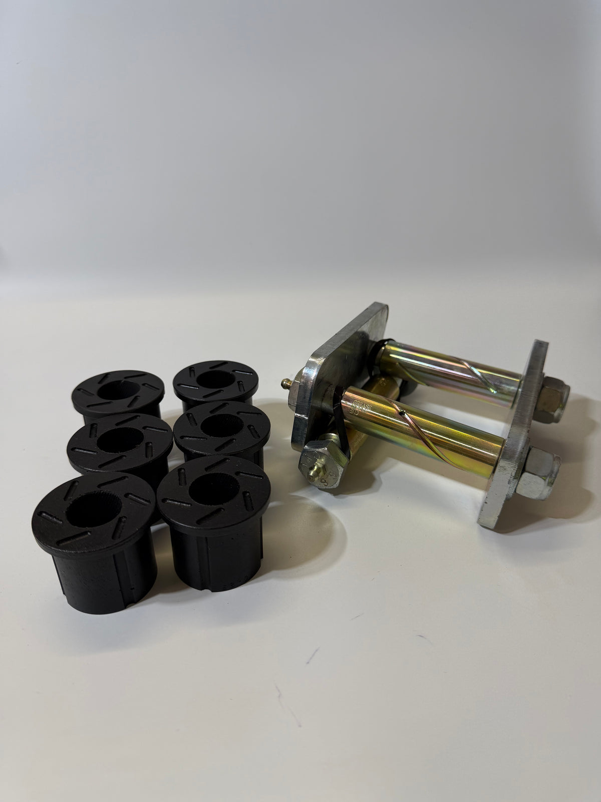 SU-PA-001-0003 Greaseable Shackle, Pin & Bush Kit