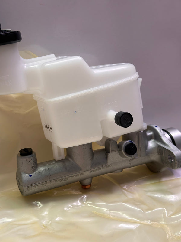 Toyota 47201-0K020 Brake Master Cylinder for Hilux 2005-2015