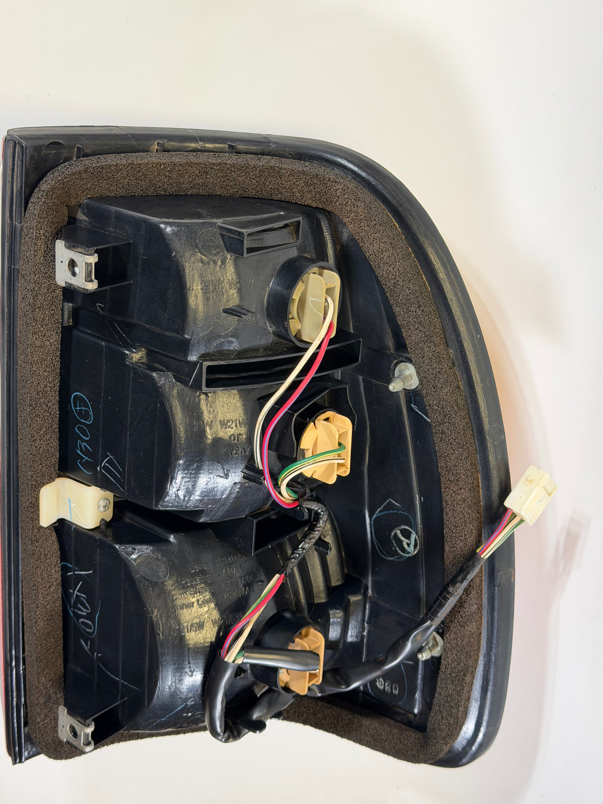 Genuine Toyota 81551-60560 LH Tail Light Assembly – Used, 100/105 Series
