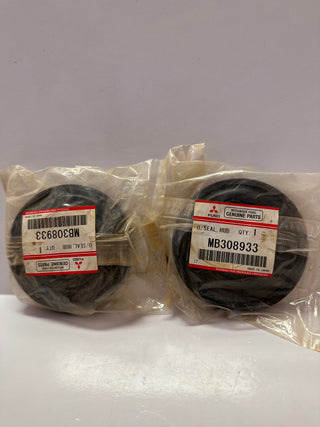 Mitsubishi Fuso Oil Seal/ Hub MB308933