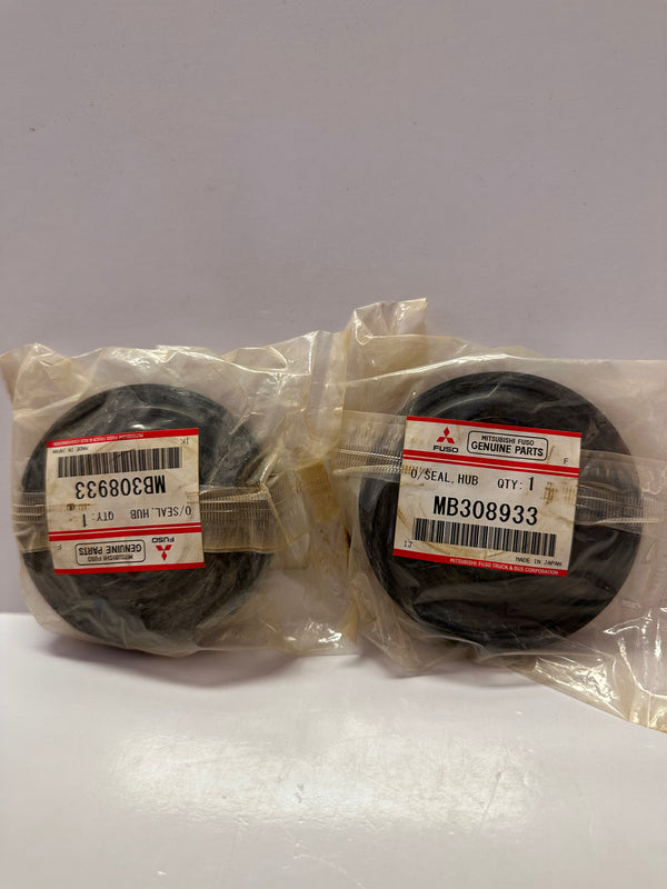 Mitsubishi Fuso Oil Seal/ Hub MB308933