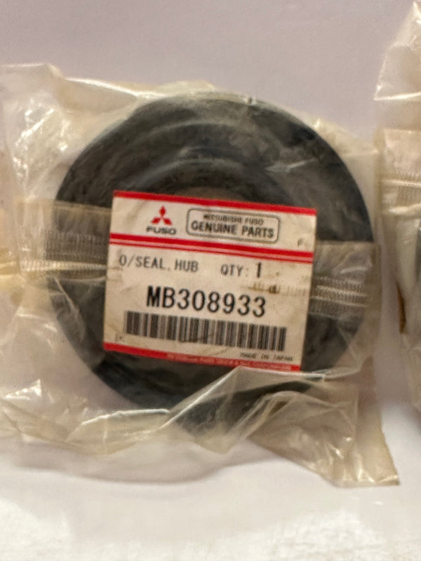 Mitsubishi Fuso Oil Seal/ Hub MB308933