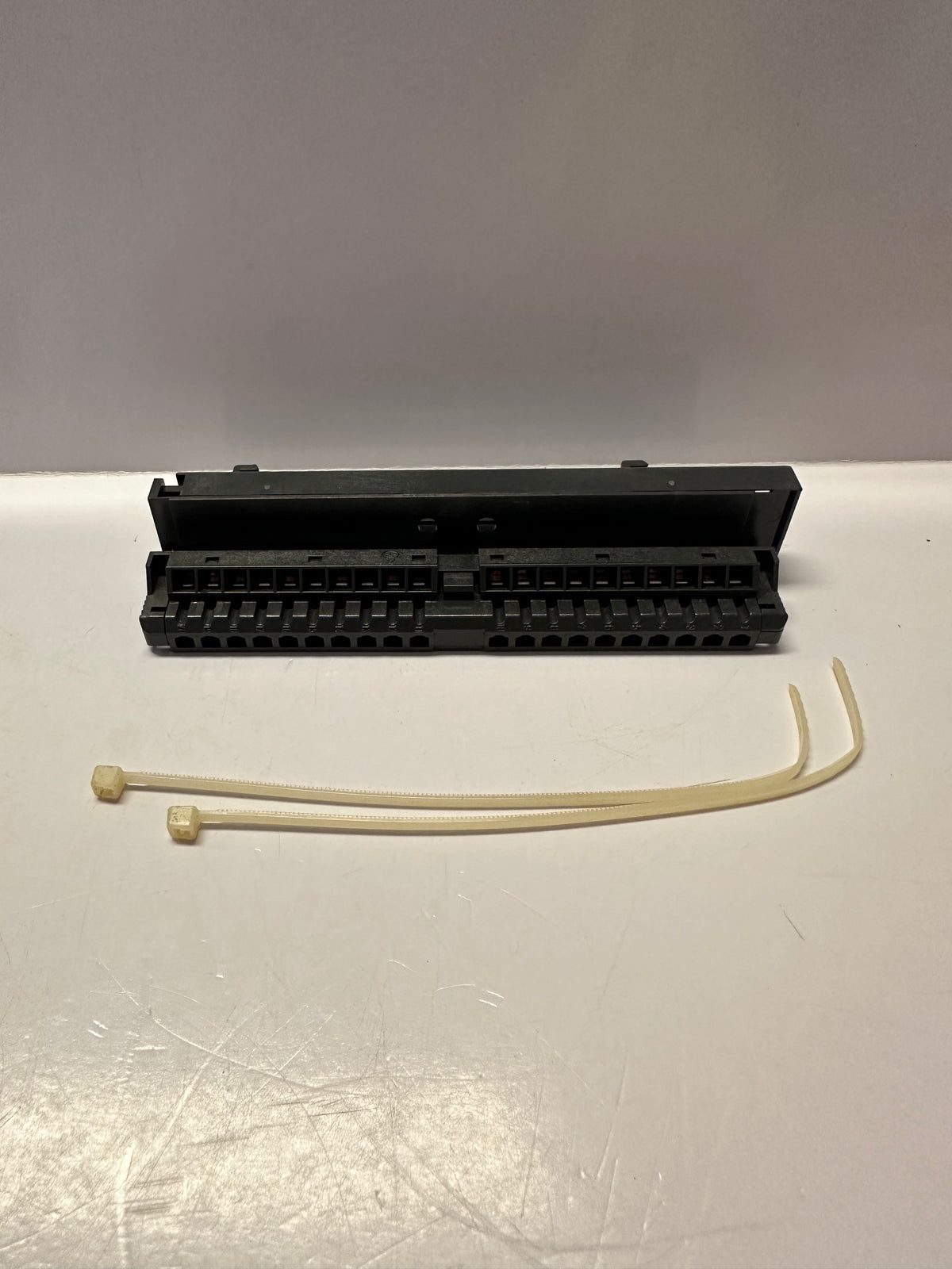 Siemens 6ES7392-1BJ00-0AA0 SIMATIC S7-300 20-Pole Front Connector