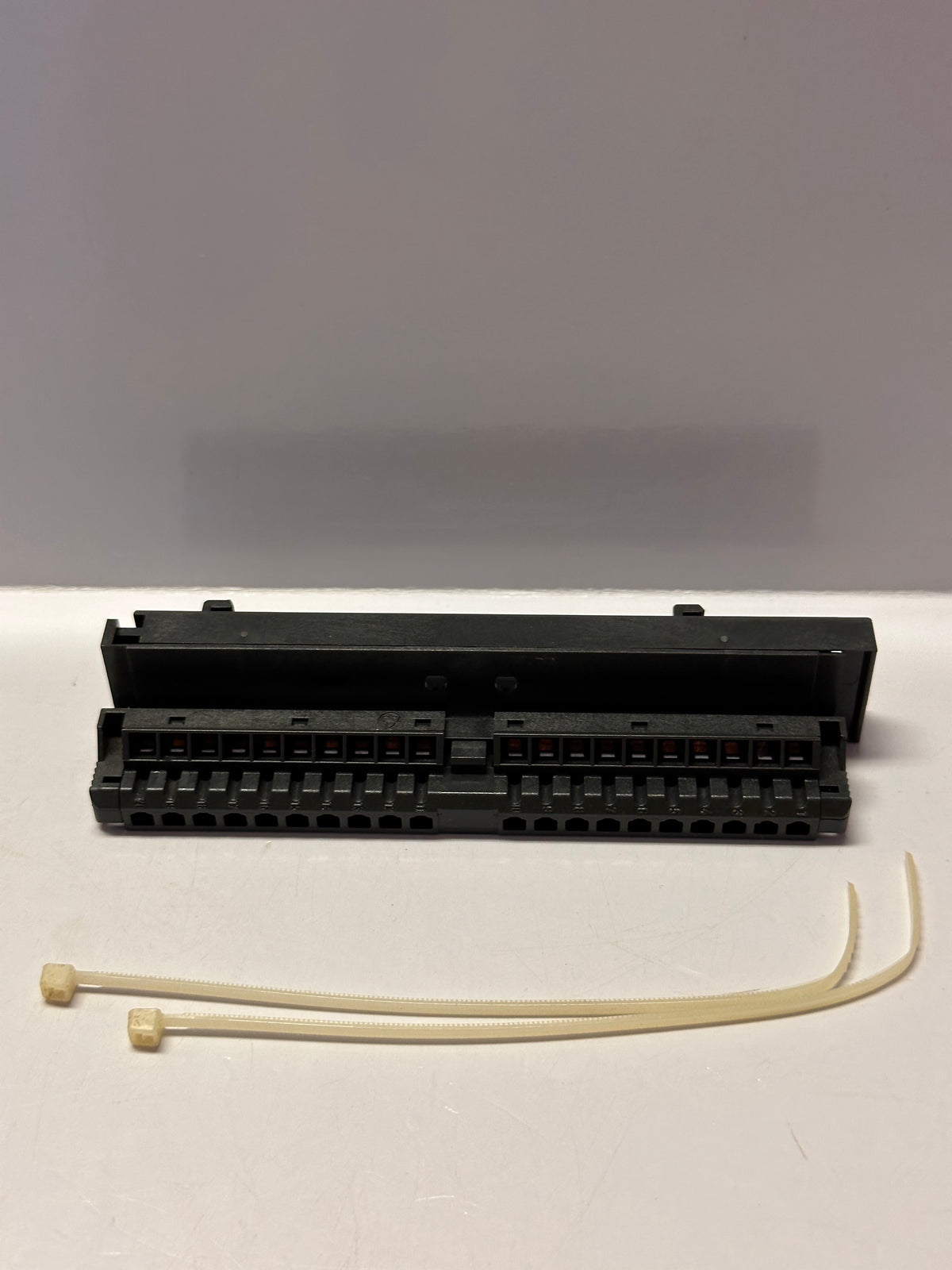 Siemens 6ES7392-1BJ00-0AA0 SIMATIC S7-300 20-Pole Front Connector
