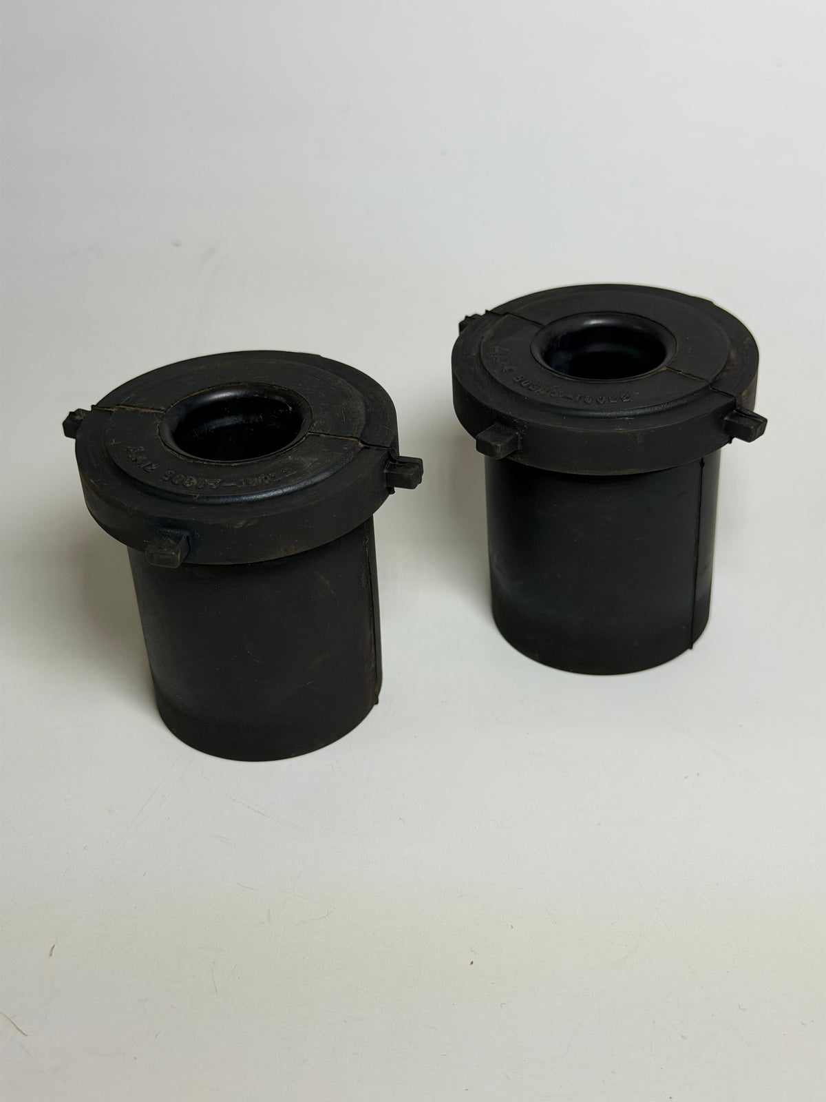 Toyota 90385-18022 Set of 2 Rear Leaf Spring Rubber Bush