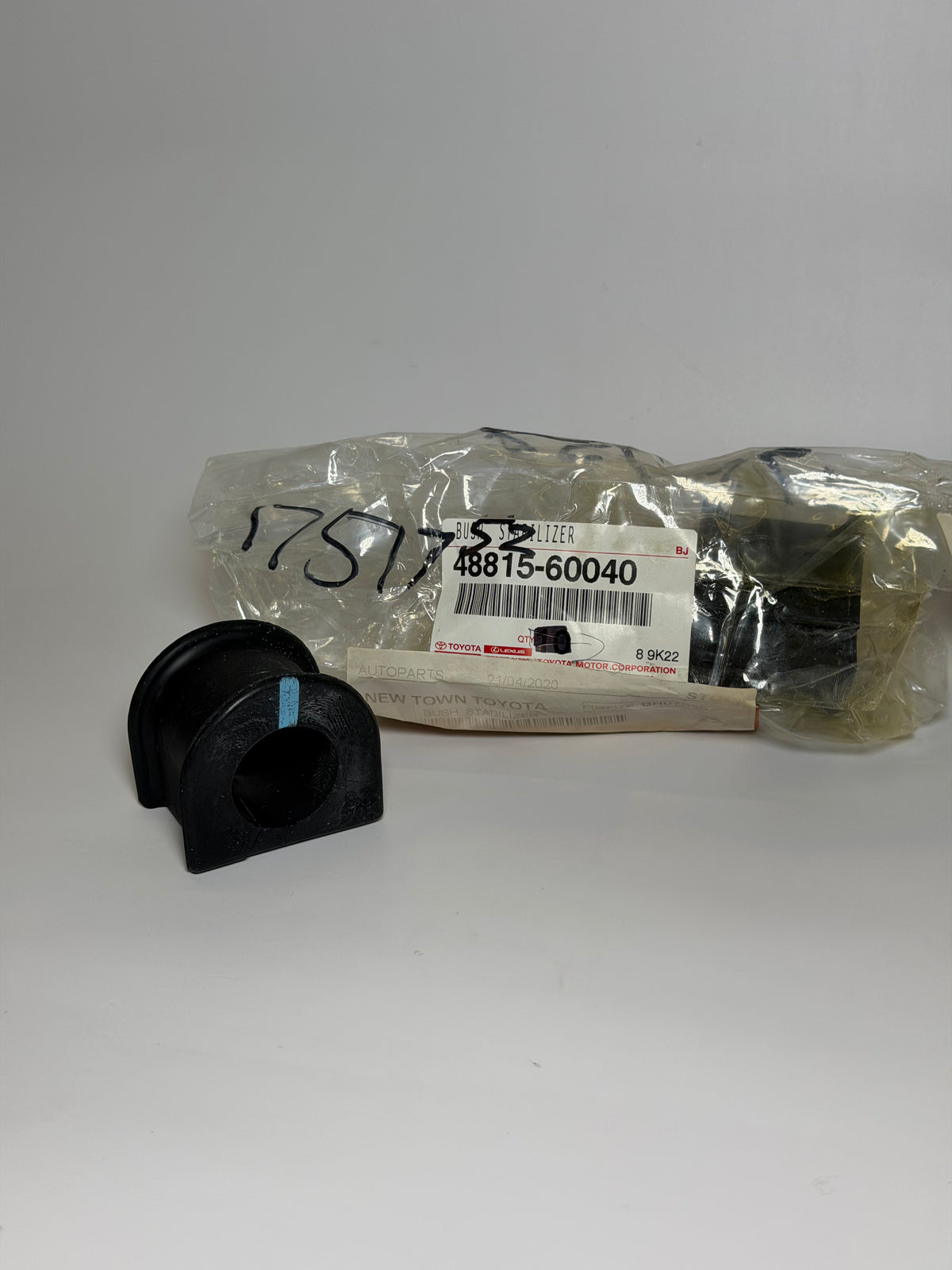 Toyota 48815-60040 Genuine Bush, Stabilizer - bag of 2