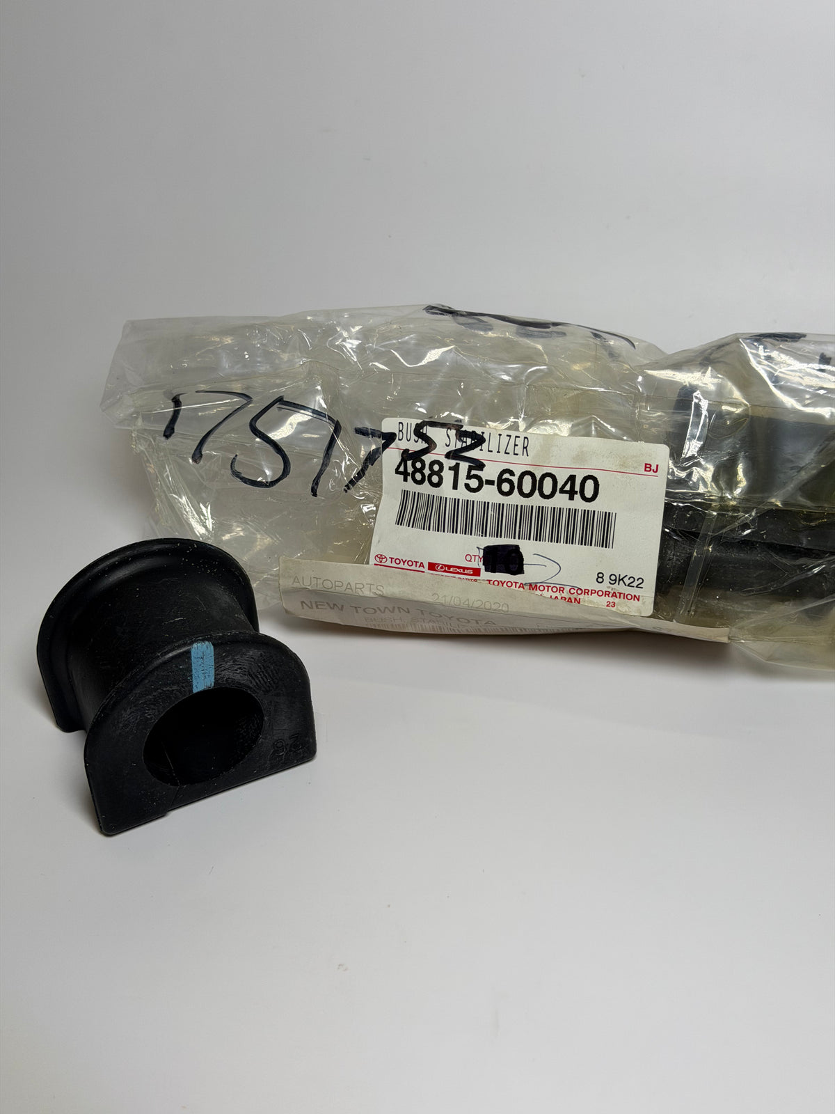 Toyota 48815-60040 Genuine Bush, Stabilizer - bag of 2