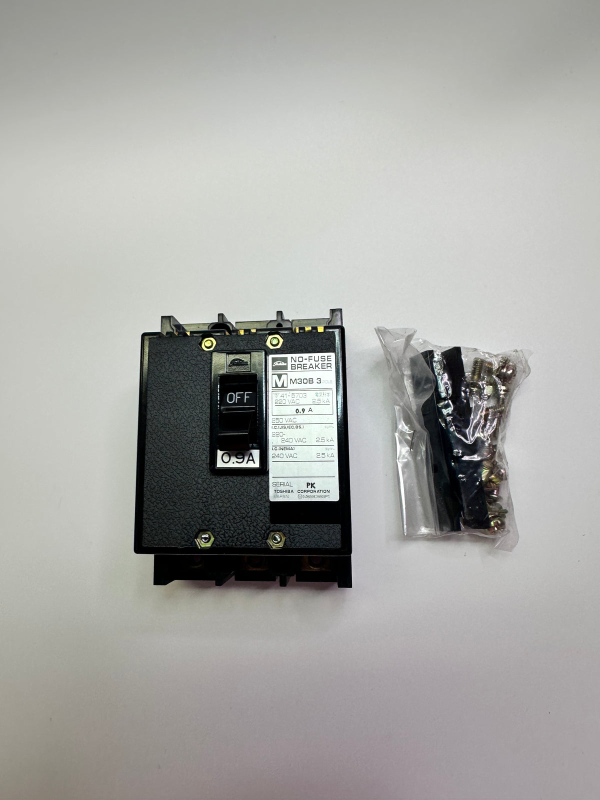 Toshiba M30B No-Fuse Circuit Breaker, 0.9 A, 3 Pole