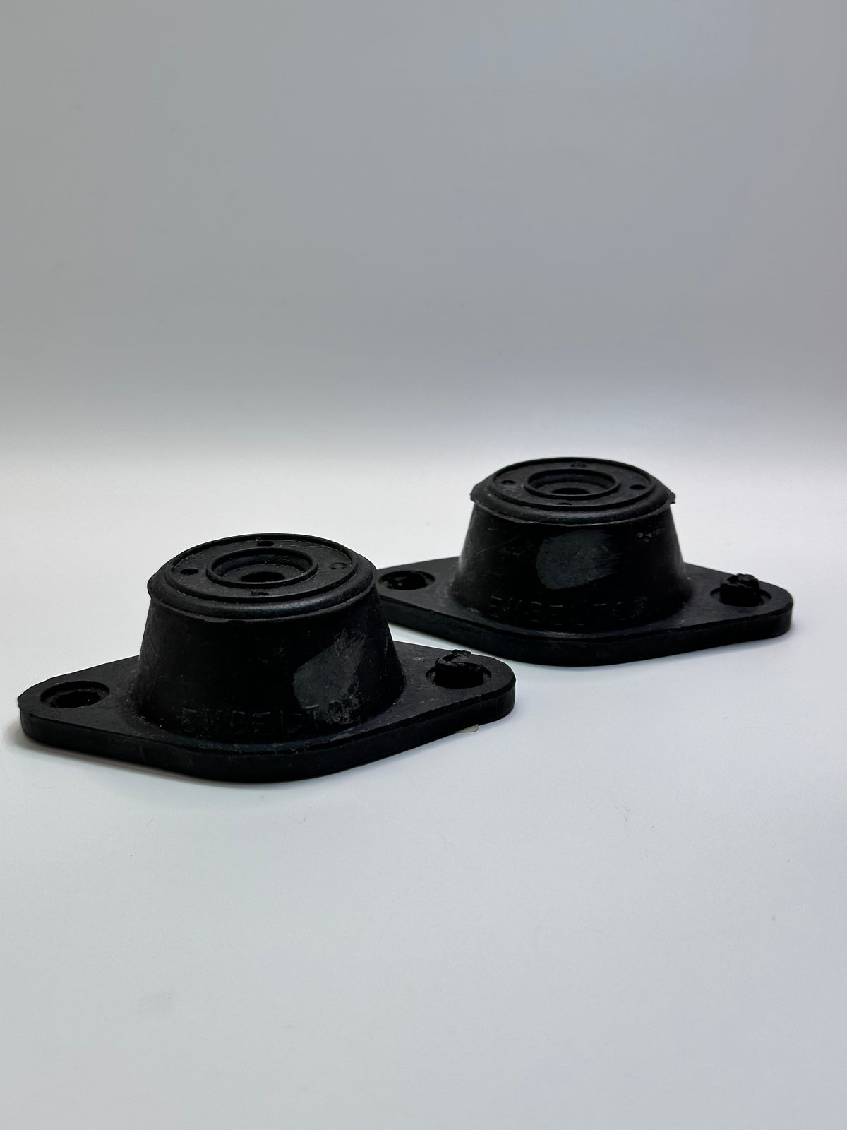 Embelton NR2 Anti-Vibration Mount – White 70kg M10