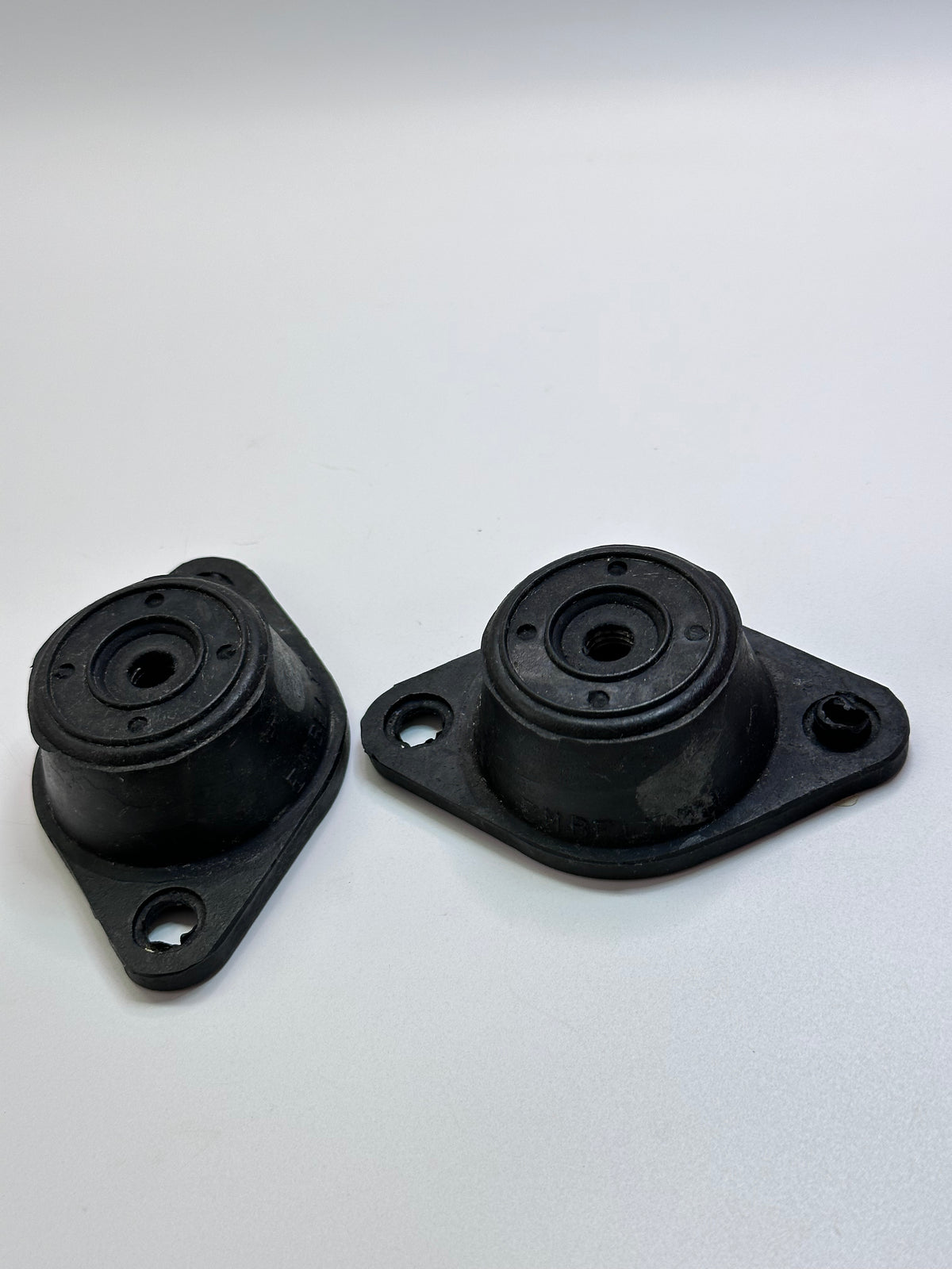 Embelton NR2 Anti-Vibration Mount – White 70kg M10