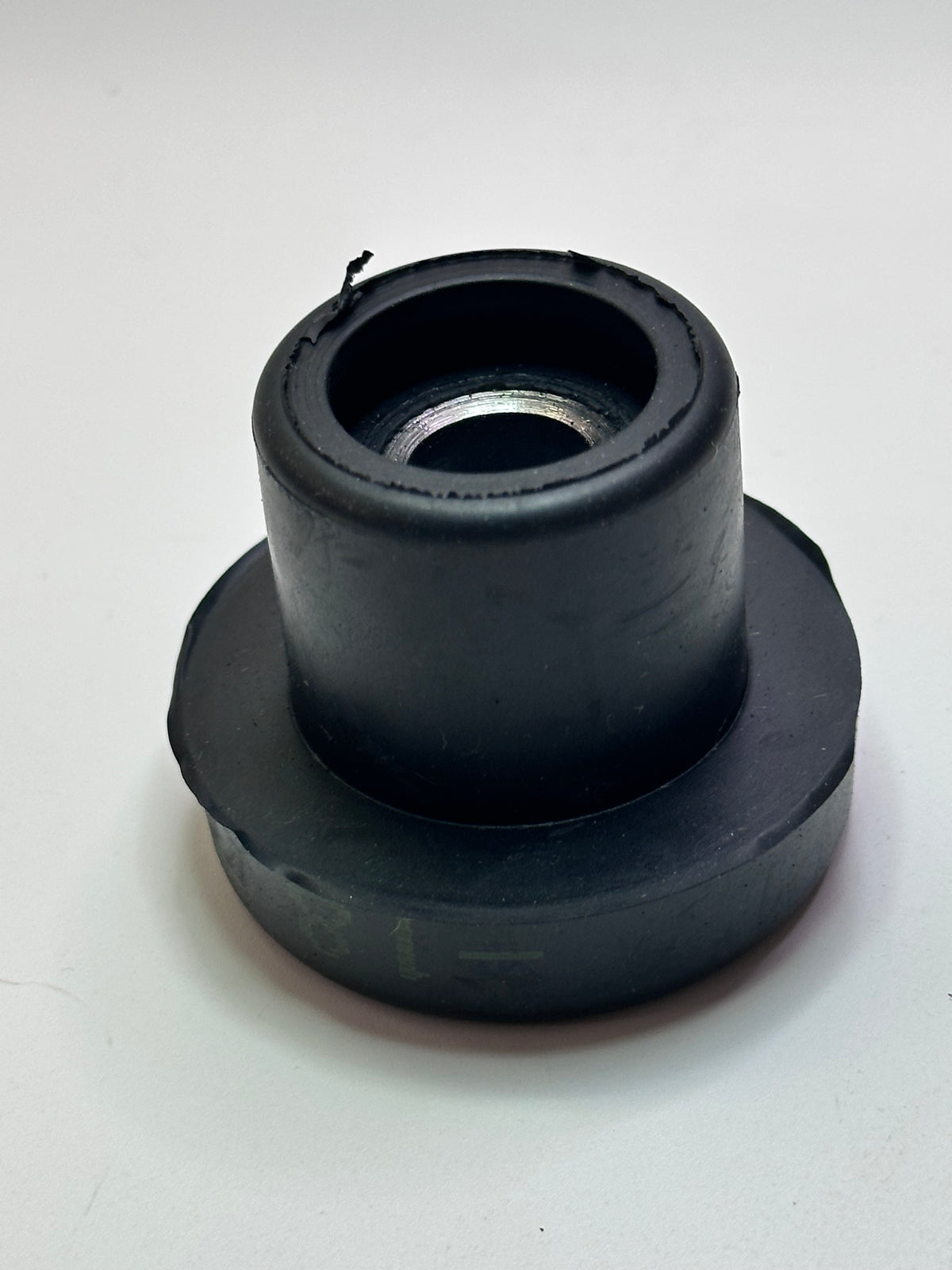 CAT 7T-8331 Mushroom Isolation Mount — 13.5 mm ID