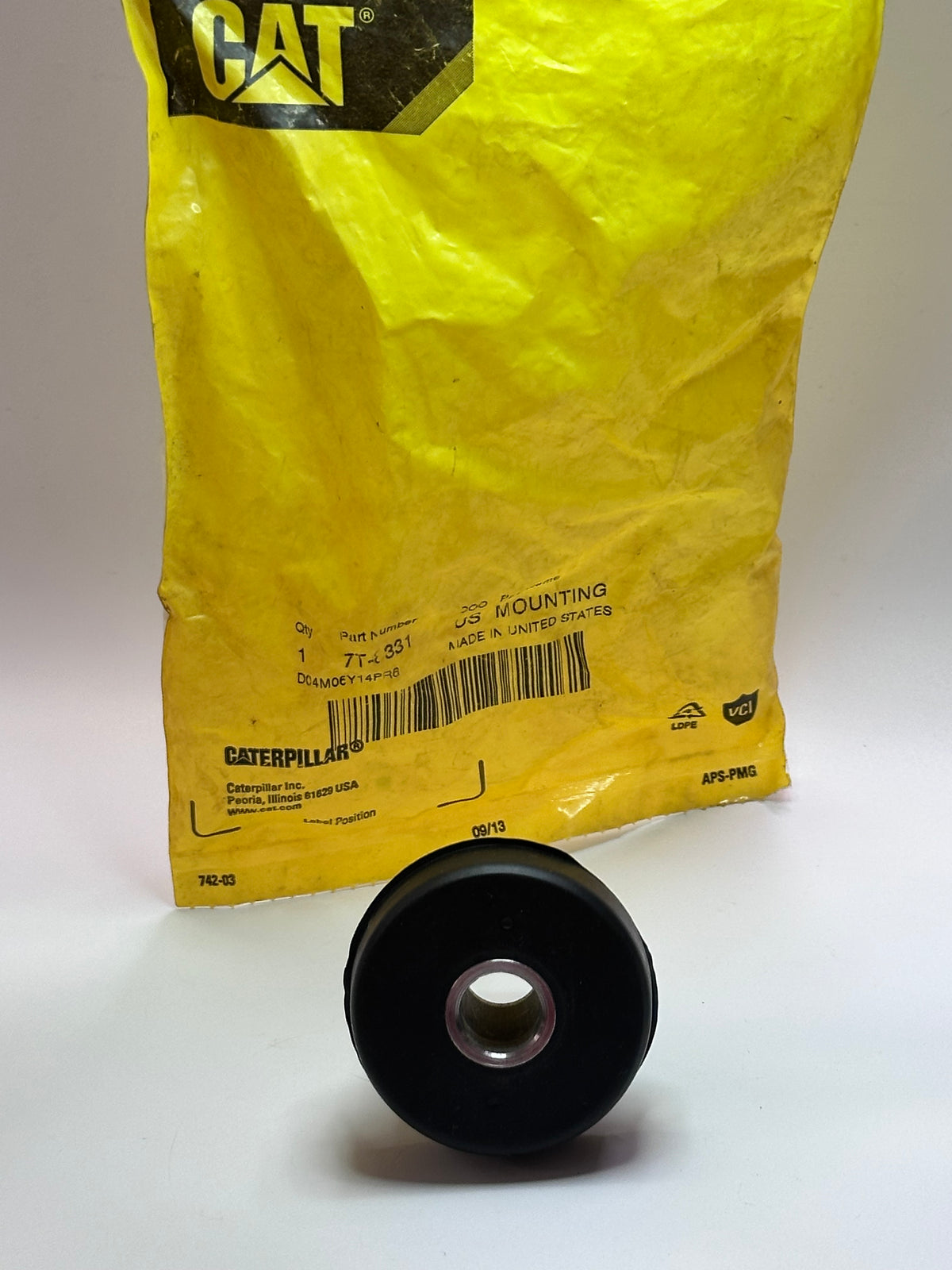 CAT 7T-8331 Mushroom Isolation Mount — 13.5 mm ID