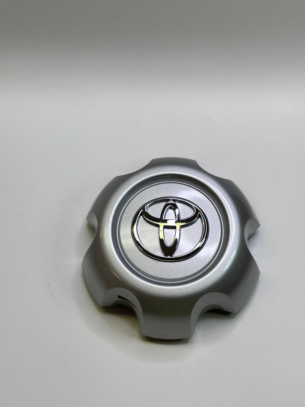 Toyota 42603-60510 Genuine Front Wheel Centre Cover — Prado 120