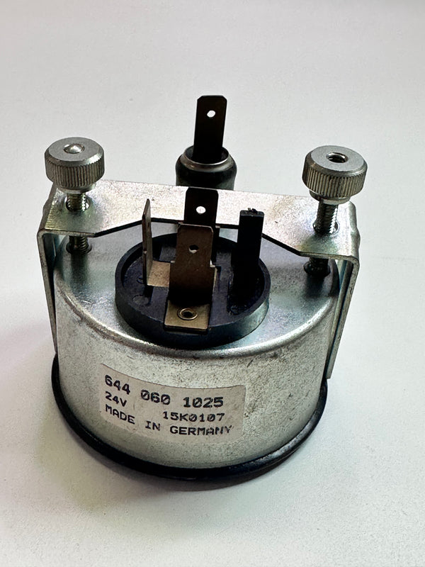 644 060 1025 Oil Pressure Gauge, 24V