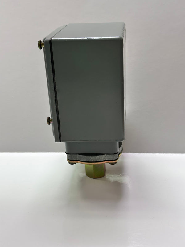 Square D 9012GAW4 Pressure Switch SPDT - 1.5 to 75 psi - 1/4"-18 NPTF - Screw Clamp Terminals
