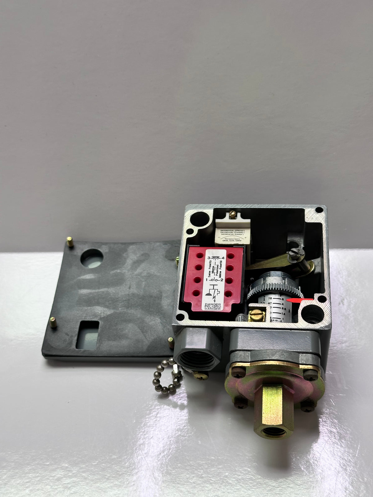 Square D 9012GAW4 Pressure Switch SPDT - 1.5 to 75 psi - 1/4"-18 NPTF - Screw Clamp Terminals