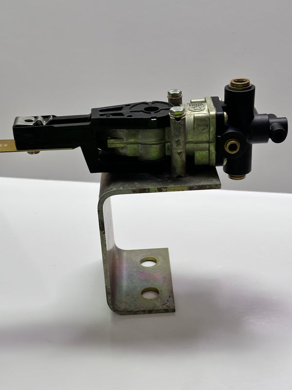 Navistar 3816749C91 Valve, Air Suspension, Leveling H00500NX