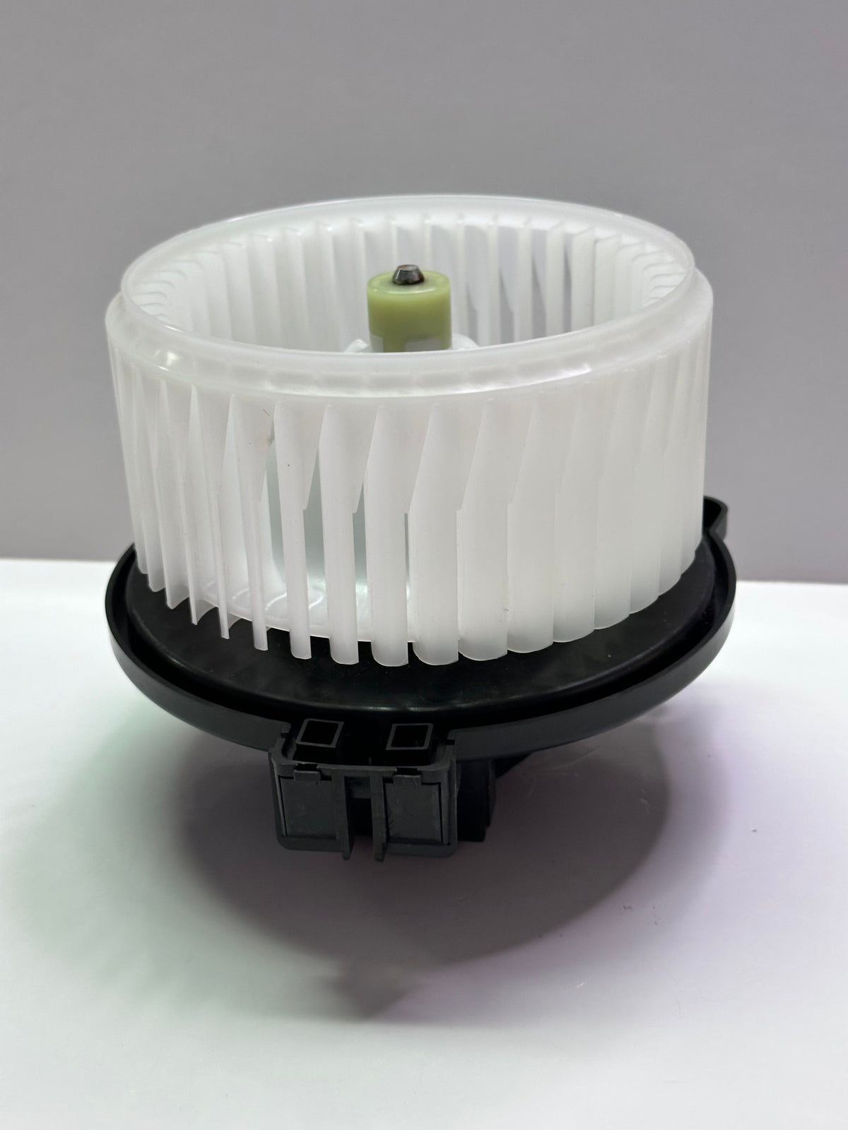 Isuzu 8981839240 Heater/Blower Fan Motor Assembly