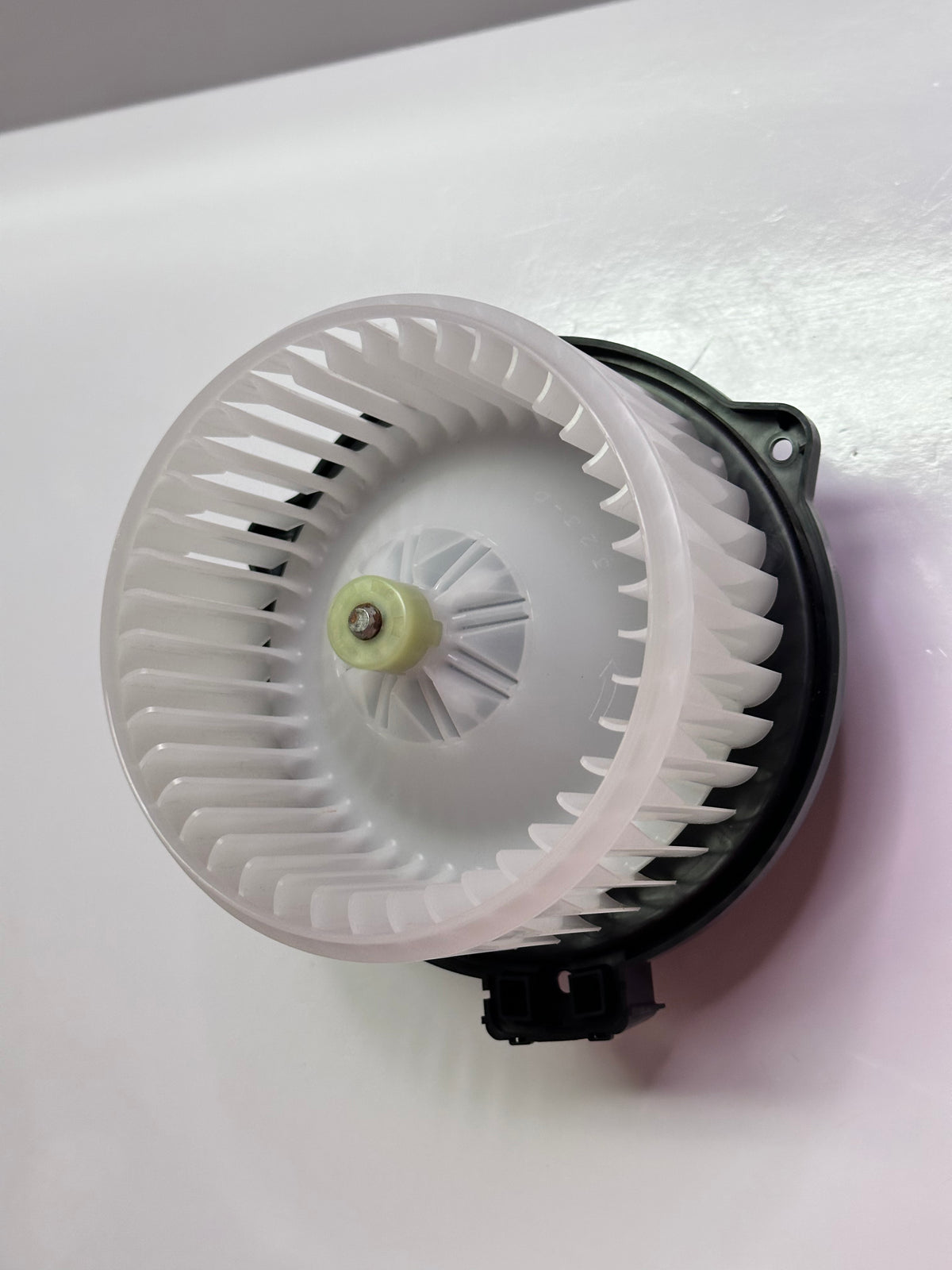 Isuzu 8981839240 Heater/Blower Fan Motor Assembly