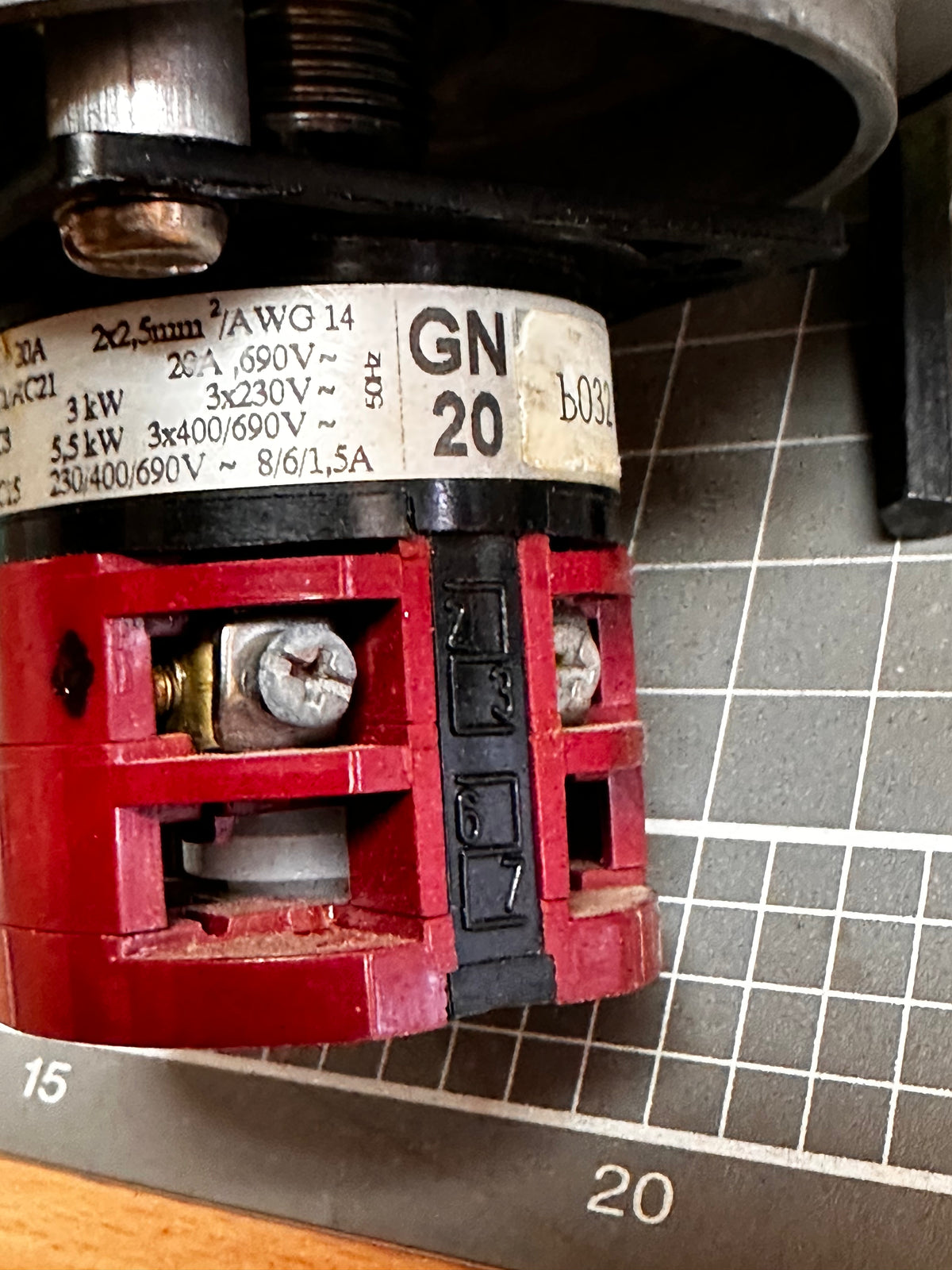 Clipsal FSW0A-210 Size 0 2-Pole 10A ON/OFF Rotary Switch