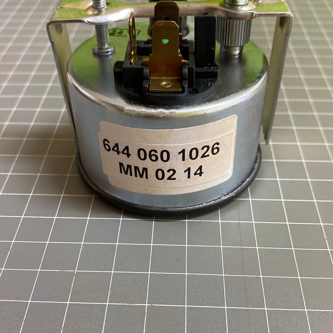 644 060 1026 24V Engine Oil Pressure Gauge, 10 Bar, 60mm   M10014439