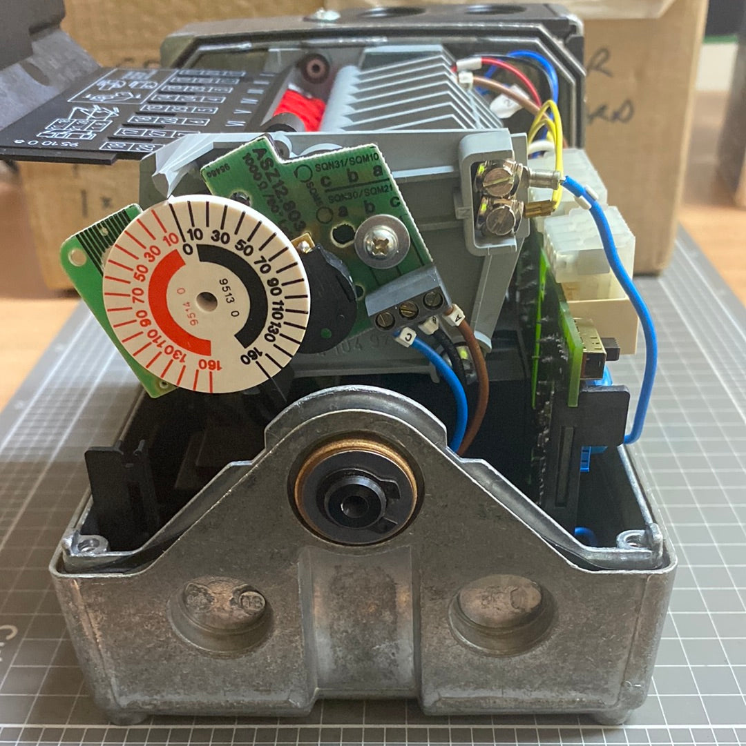 SIEMENS / LANDIS & GYR Air Damper Actuator  SQM50.480A1 c/w 10mm Drive Shaft + Potentiometer + Analog Input Module