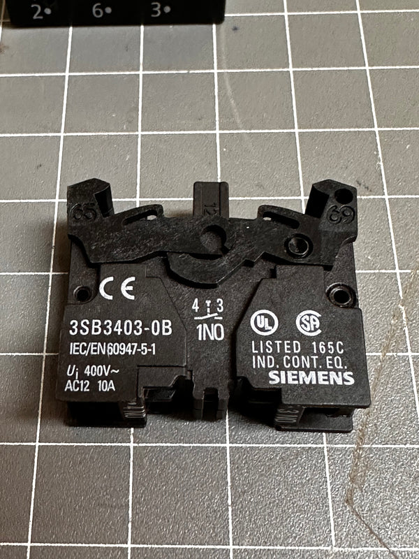 SIEMENS 3SB3 202-4AD11-0CC0 Key Operated Selector Switch