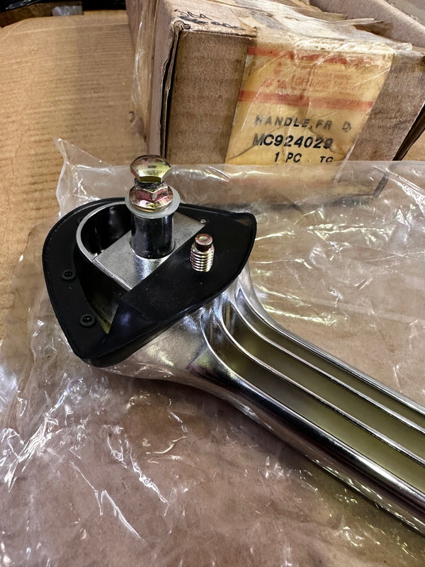 MITSUBISHI Handle MC924029, FR Door Outer