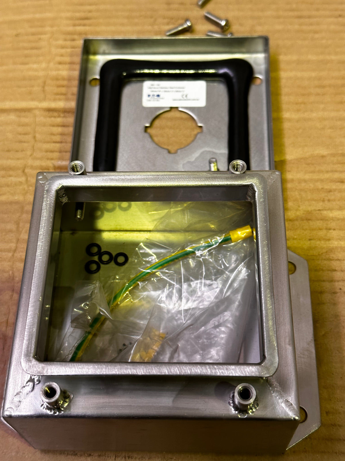 Eaton Cutler-Hammer XBS130 Single 30 mm Pushbutton Enclosure