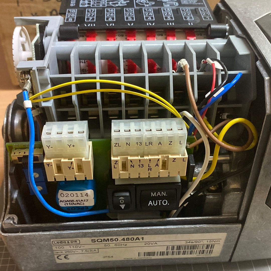 SIEMENS / LANDIS & GYR Air Damper Actuator  SQM50.480A1 c/w 10mm Drive Shaft + Potentiometer + Analog Input Module