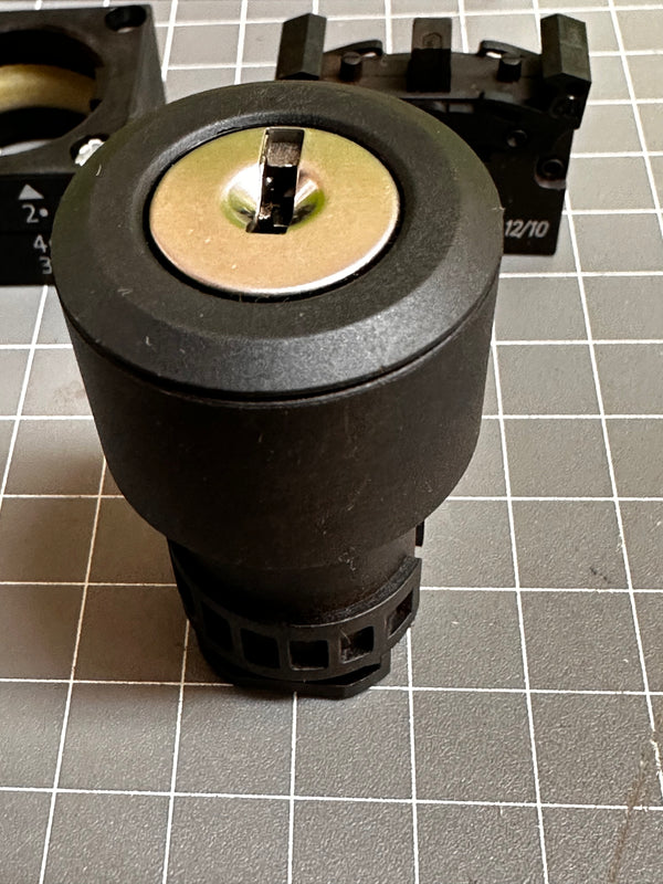 SIEMENS 3SB3 202-4AD11-0CC0 Key Operated Selector Switch